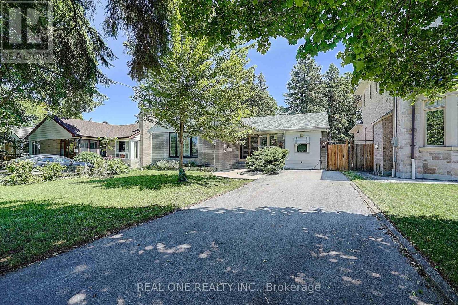 37 LAURALYNN CRESCENT