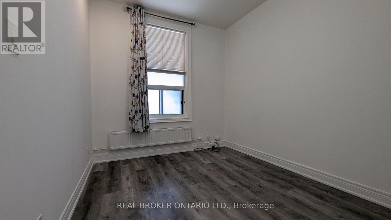4 - 2199 Gerrard Street E Property Photo 7