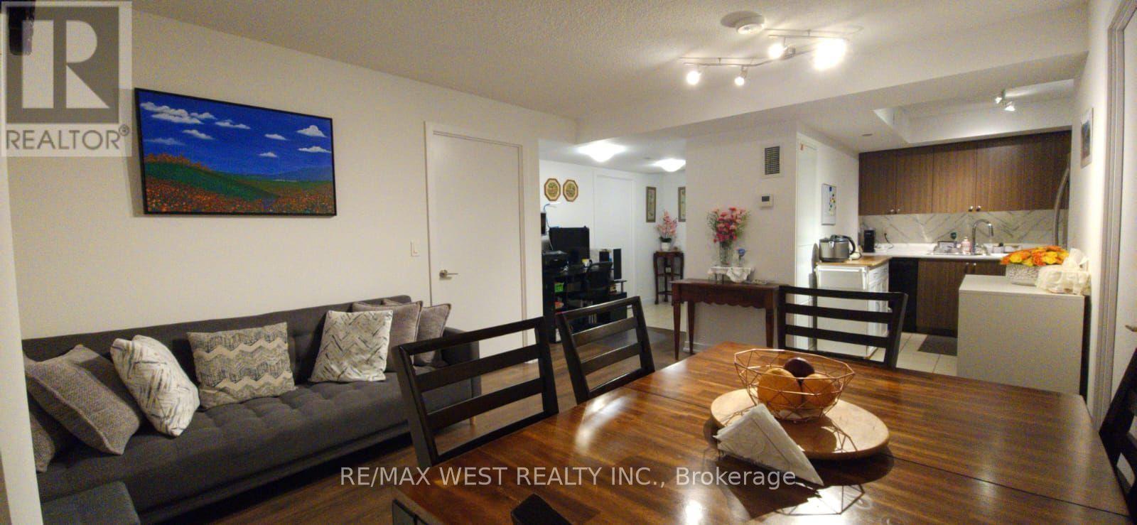 426 - 8 Trent Avenue Property Photo 9