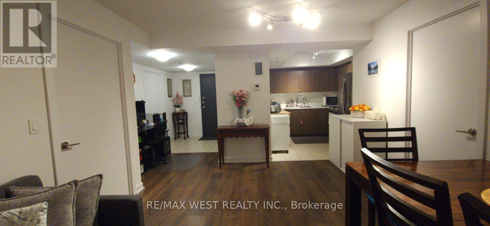 426 - 8 Trent Avenue Property Photo 10