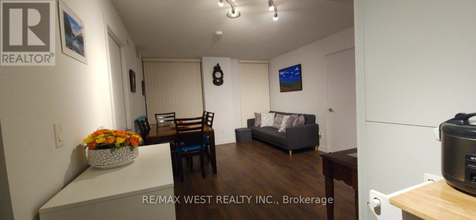 426 - 8 Trent Avenue Property Photo 14