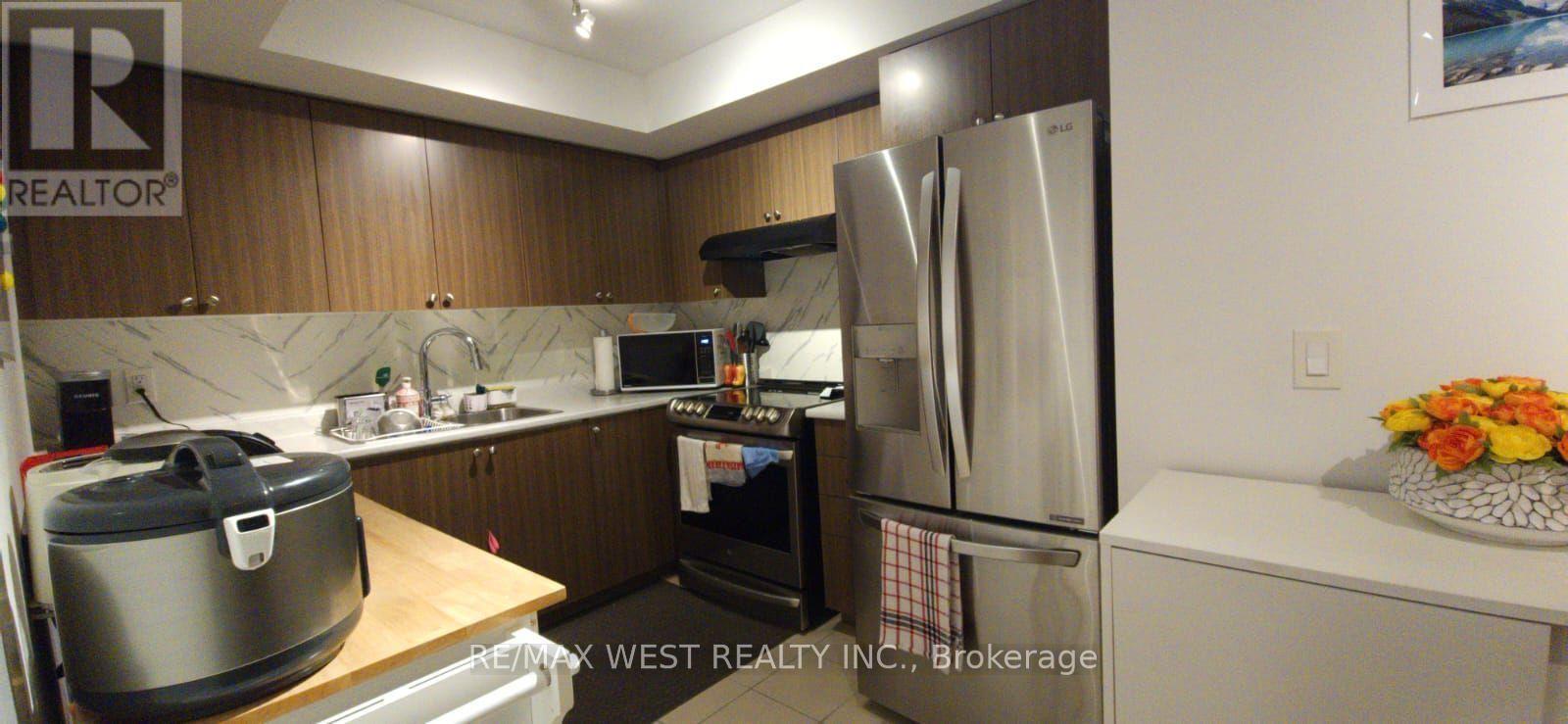 426 - 8 Trent Avenue Property Photo 16