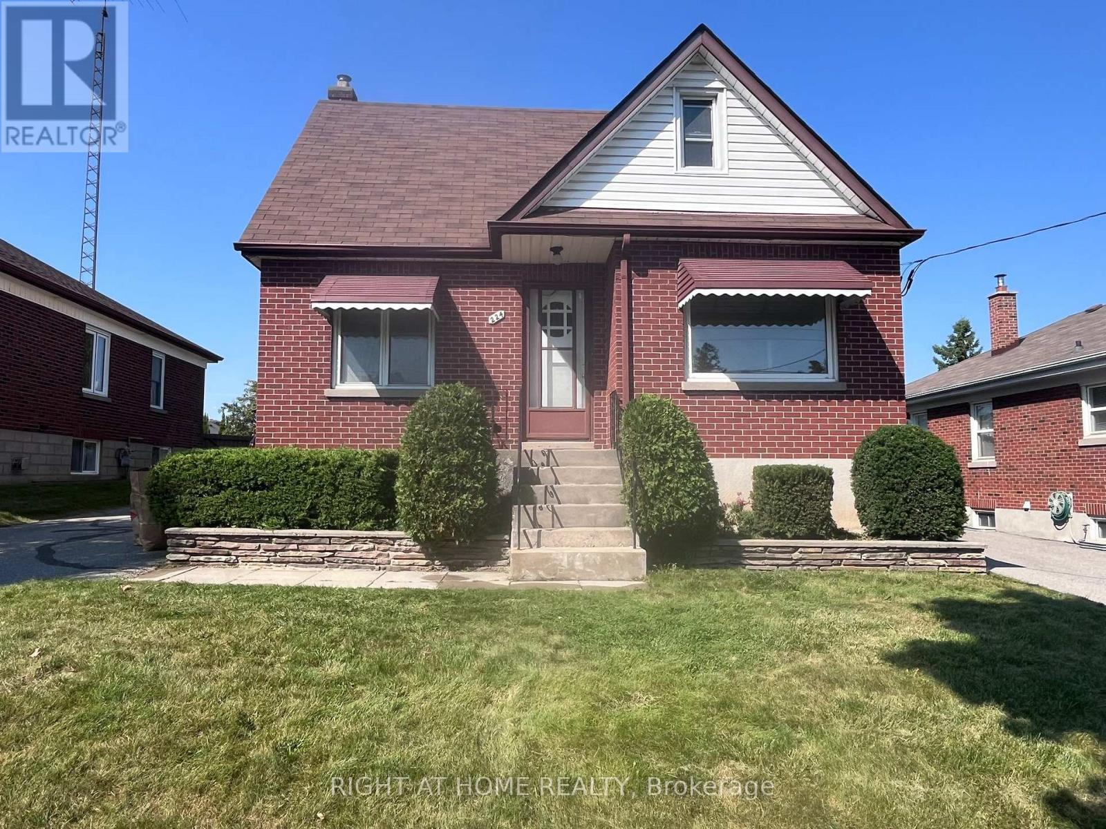 MAIN FLLOOR - 224 COLLEGE AVENUE