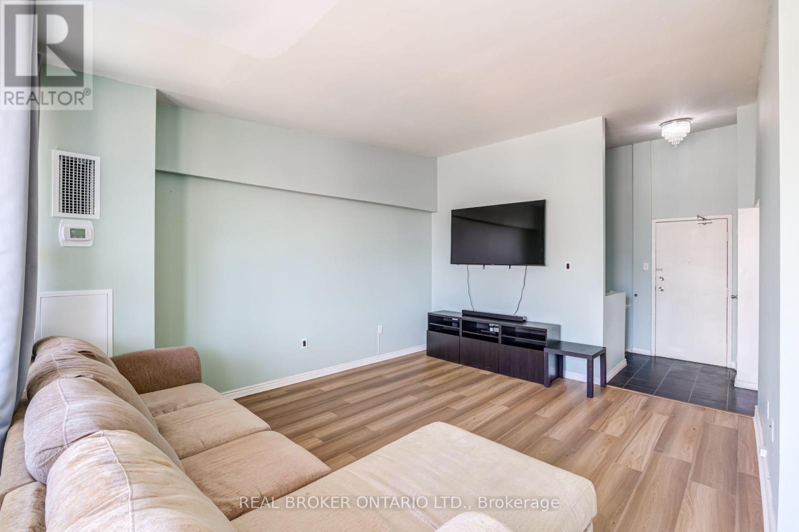 402 - 4060 Lawrence Avenue E Property Photo 1