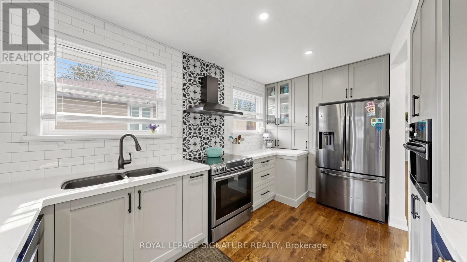 33 NEAPOLITAN DRIVE Property Photo 1