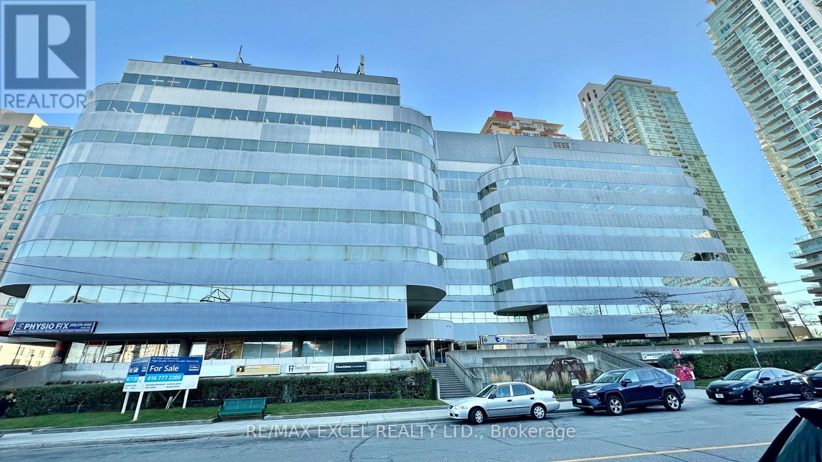 700 #37 - 55 TOWN CENTRE COURT Property Photo 1