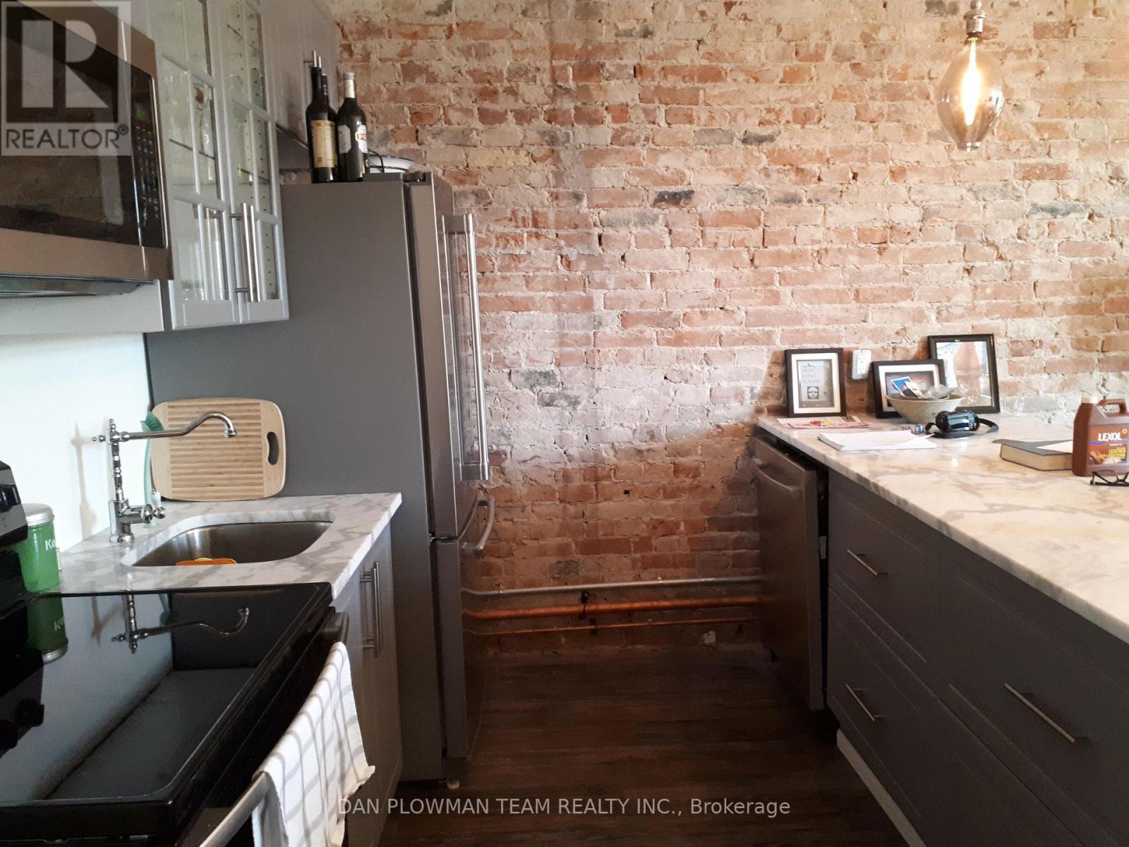 8-10 Simcoe Street N Property Photo 4