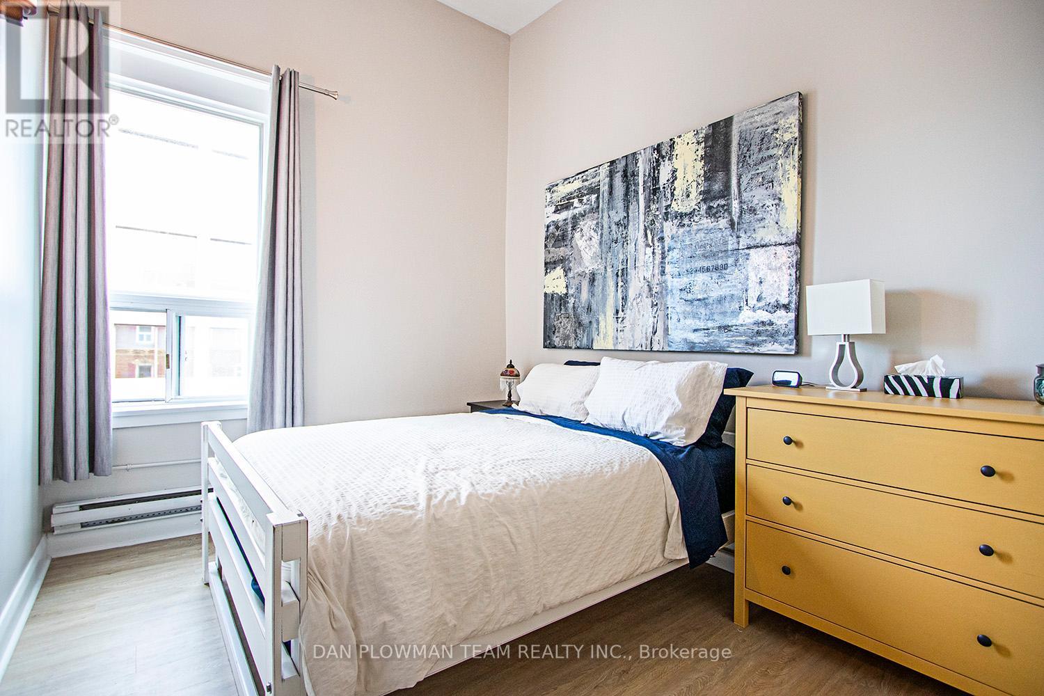 8-10 Simcoe Street N Property Photo 5