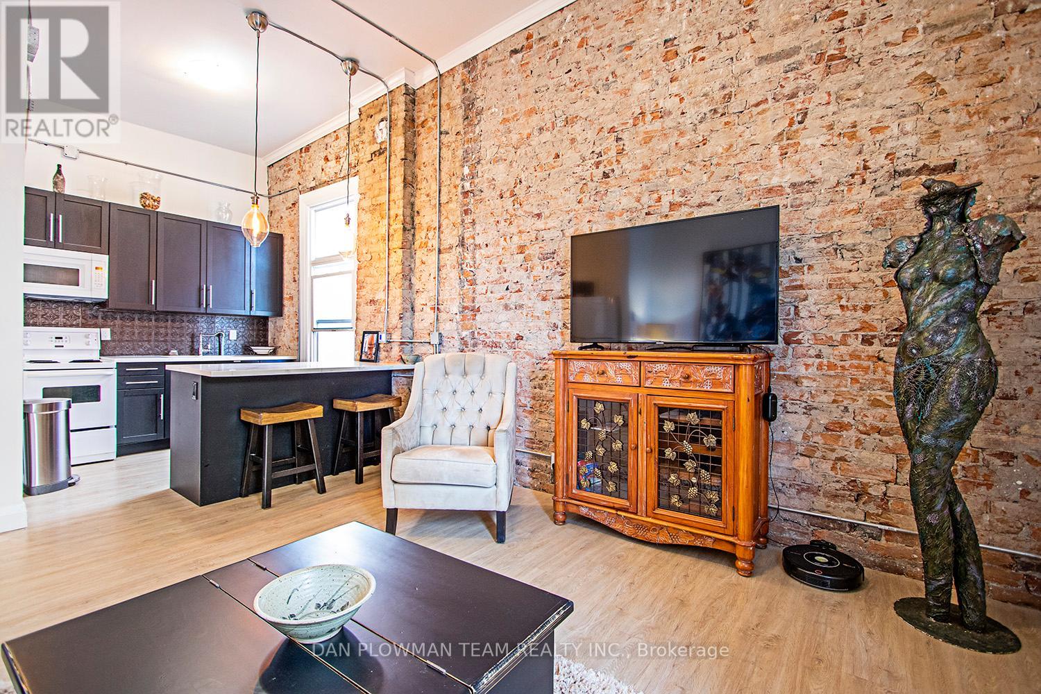8-10 Simcoe Street N Property Photo 7