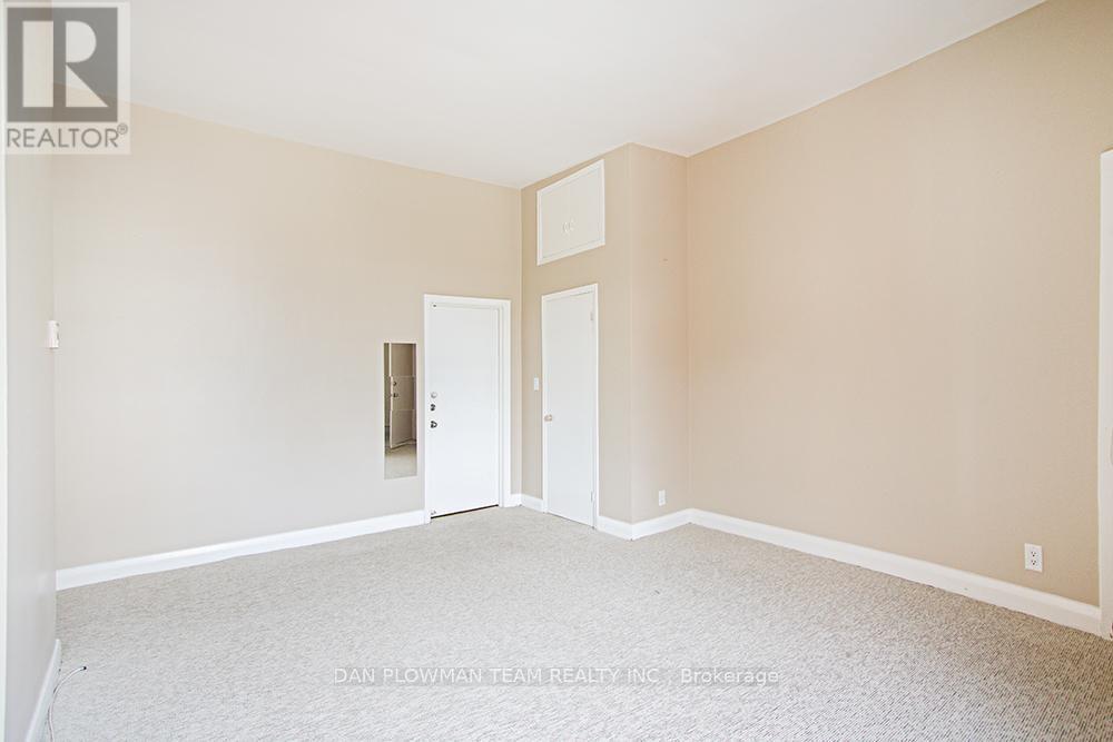 8-10 Simcoe Street N Property Photo 9