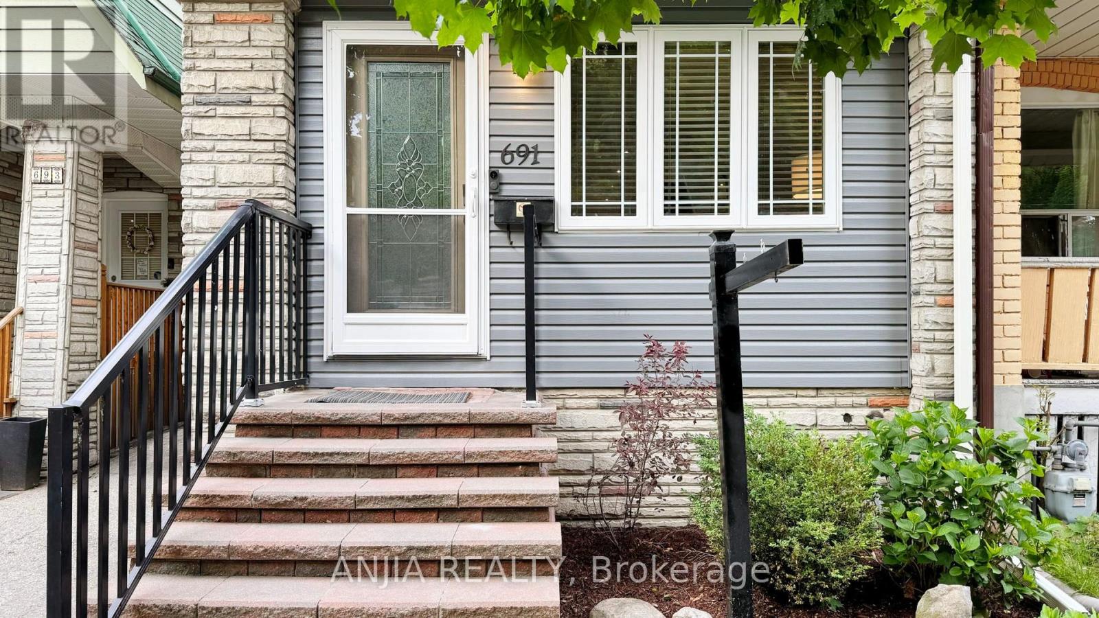 691 Greenwood Avenue Property Photo 2