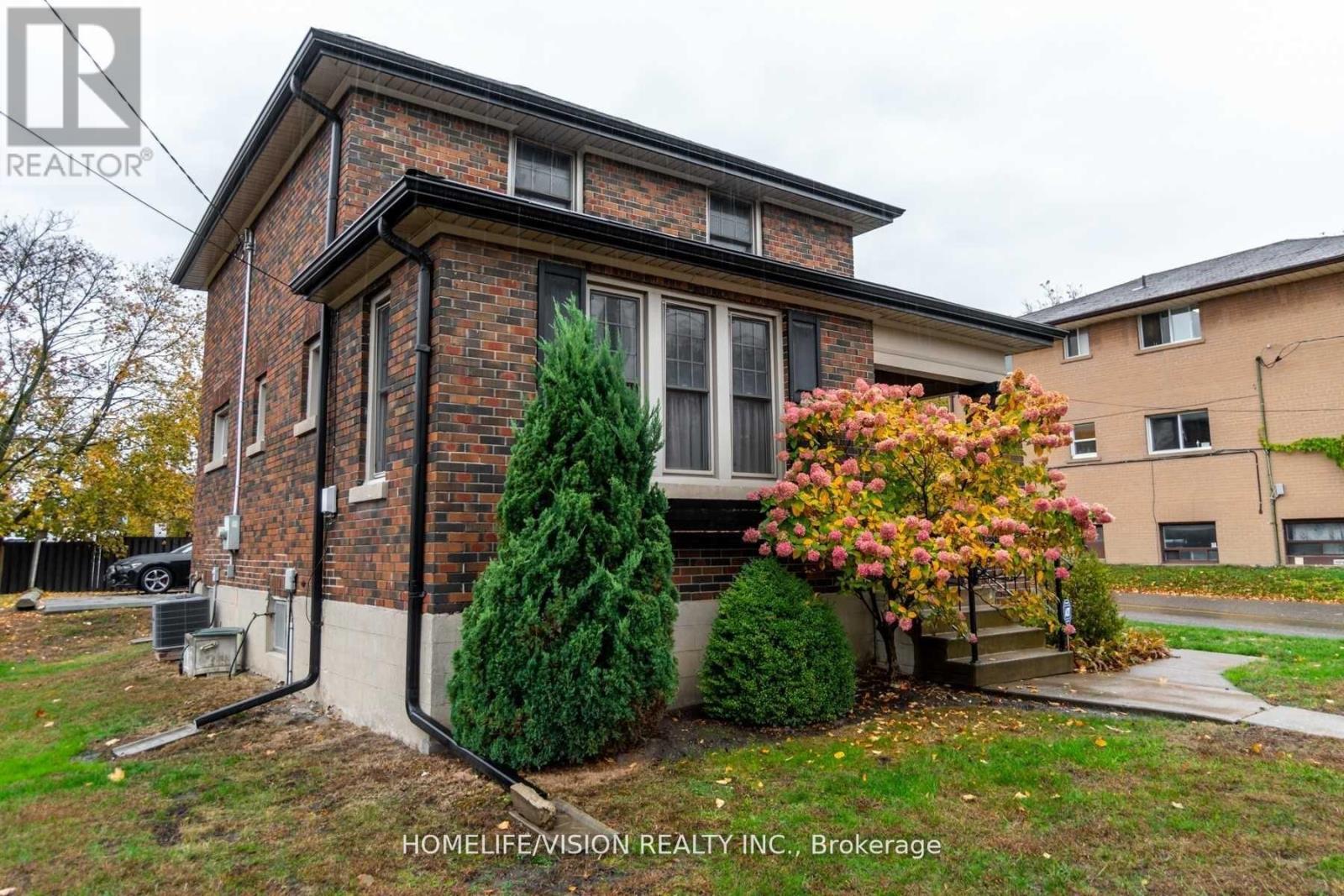 123 Mary Street E Property Photo 2