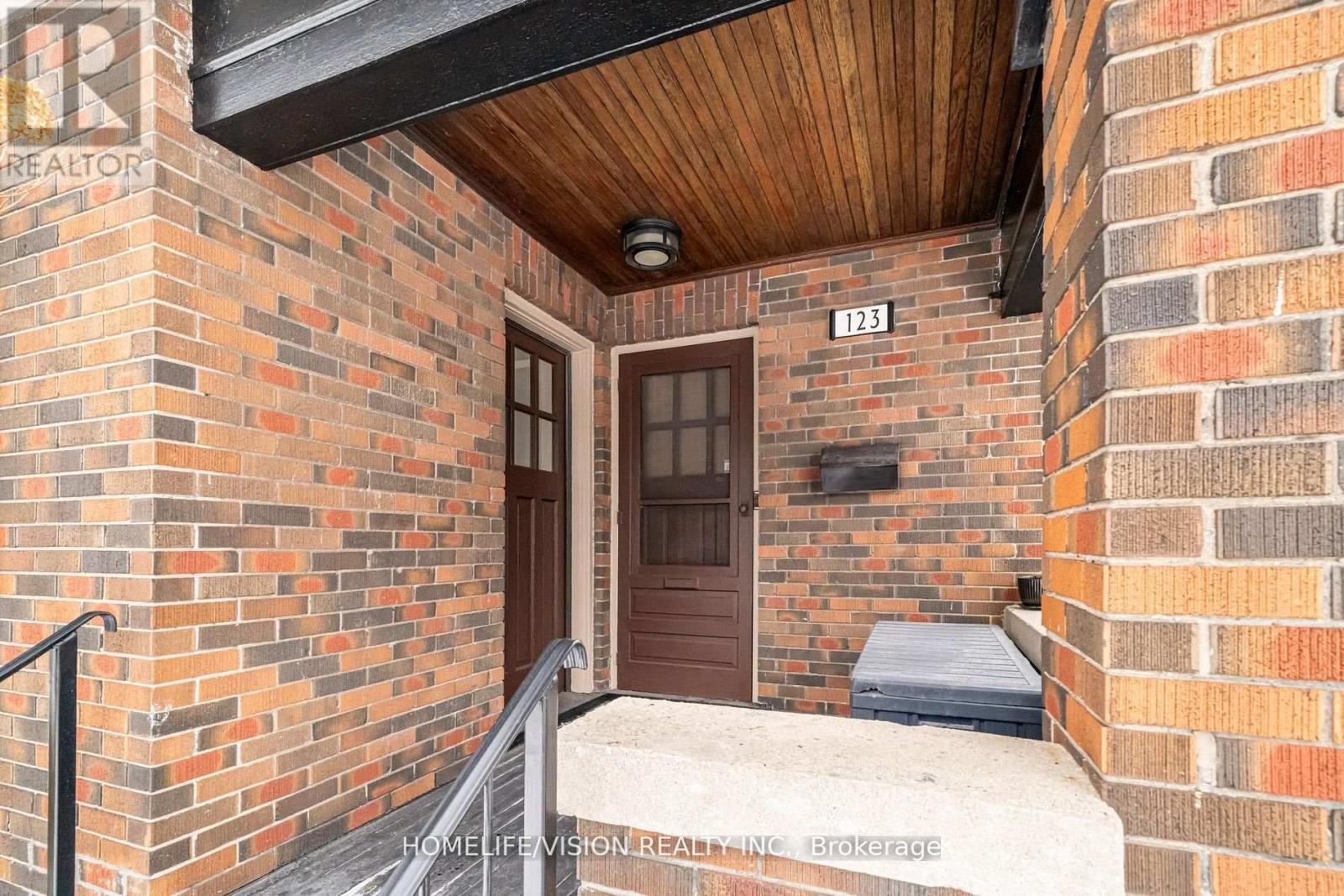 123 Mary Street E Property Photo 3