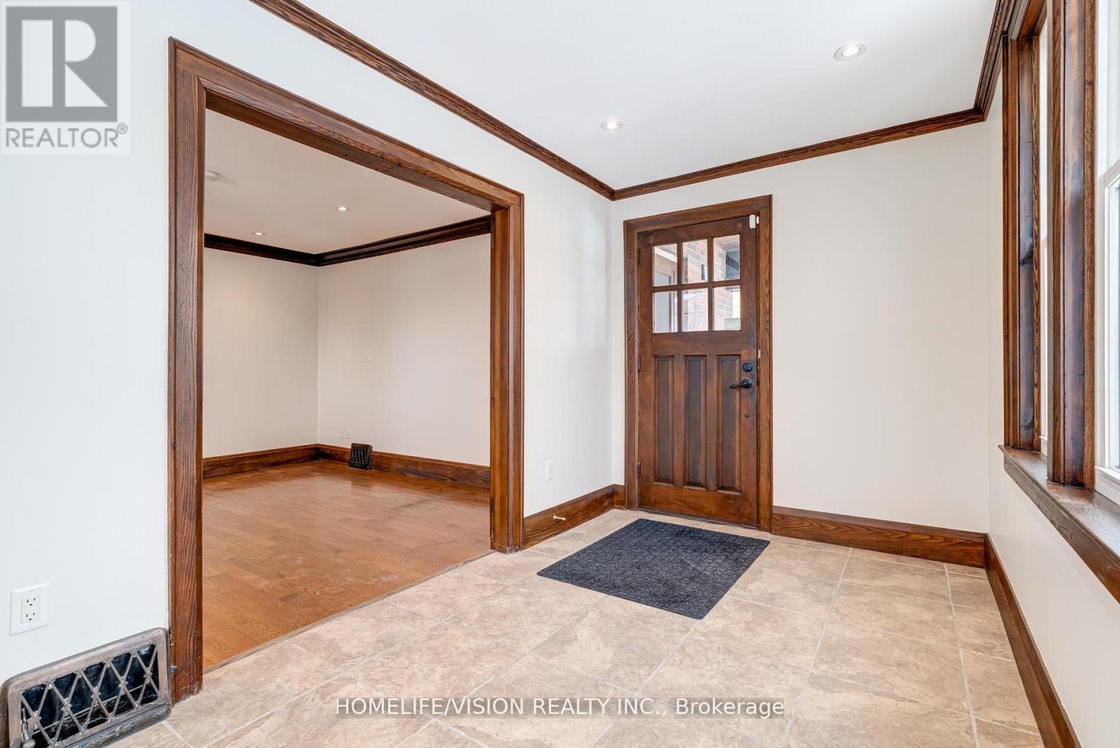 123 Mary Street E Property Photo 4