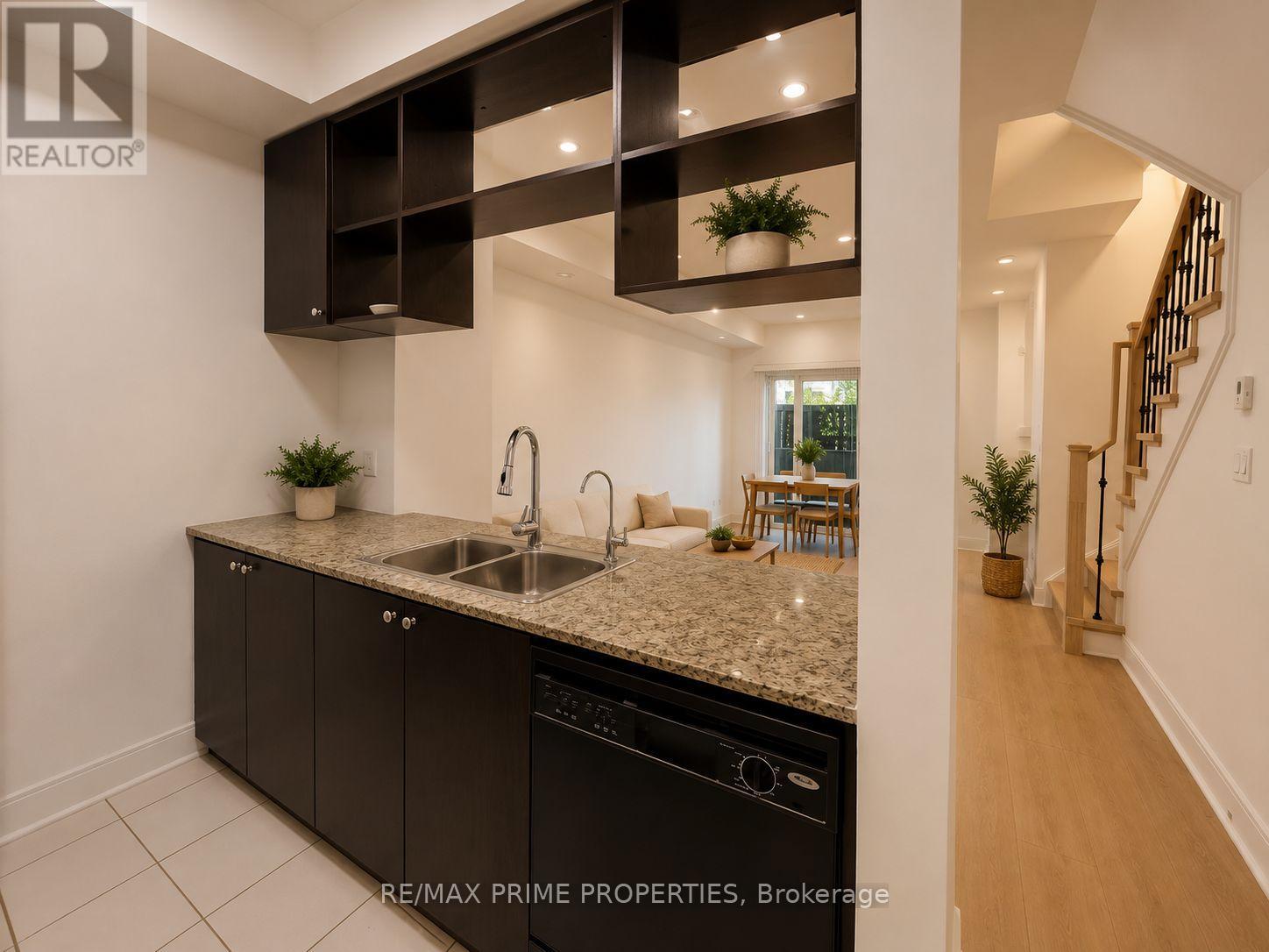 Th69 - 315 Village Green Square Property Photo 4