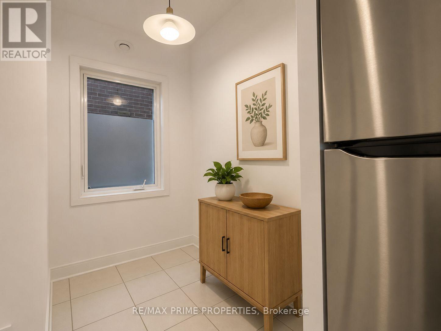 Th69 - 315 Village Green Square Property Photo 5