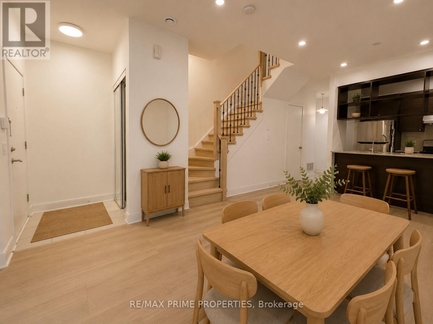 Th69 - 315 Village Green Square Property Photo 6