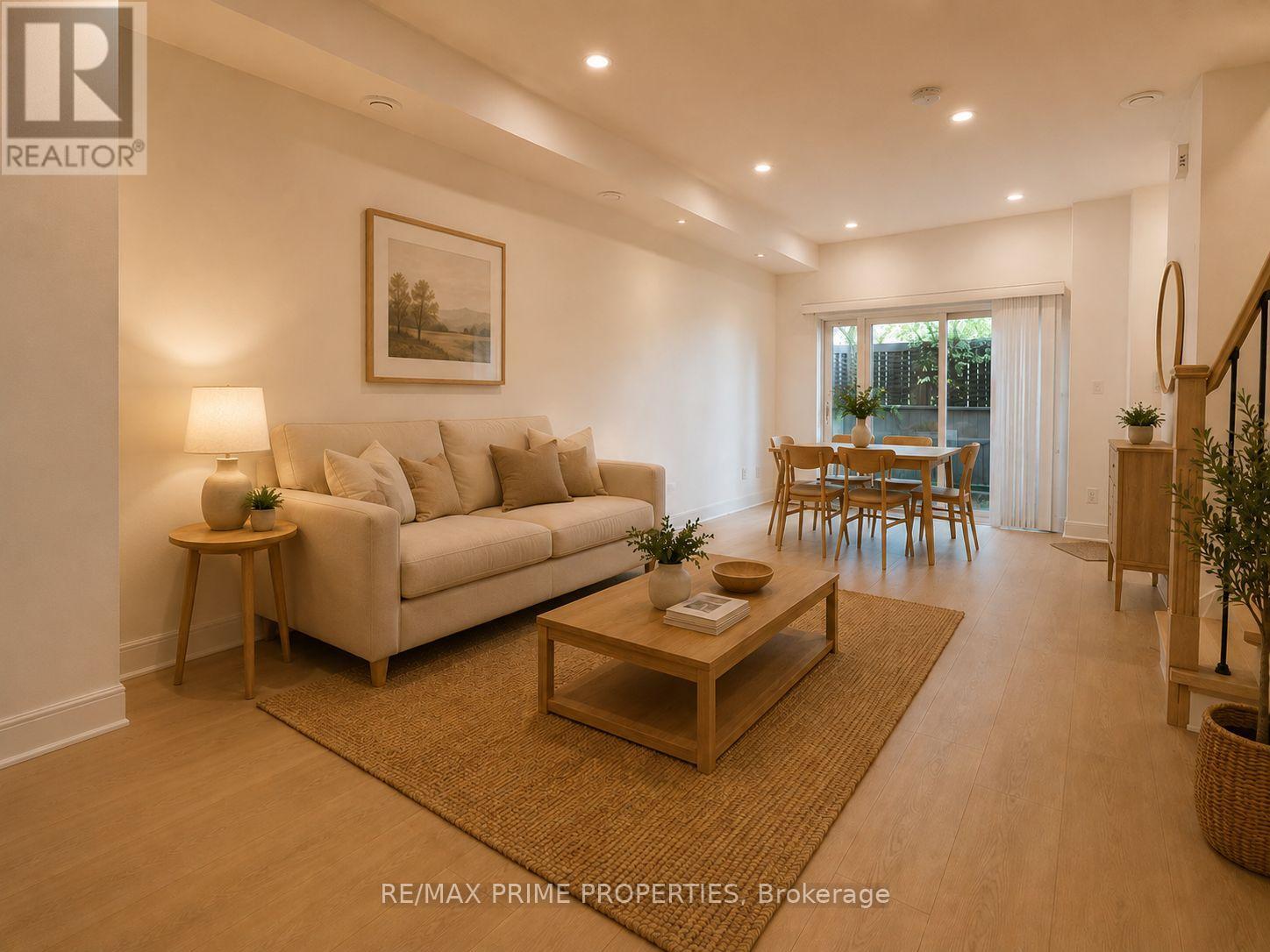 Th69 - 315 Village Green Square Property Photo 8