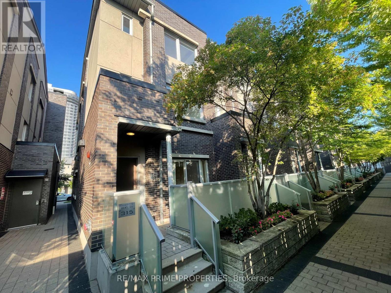 Th69 - 315 Village Green Square Property Photo 1