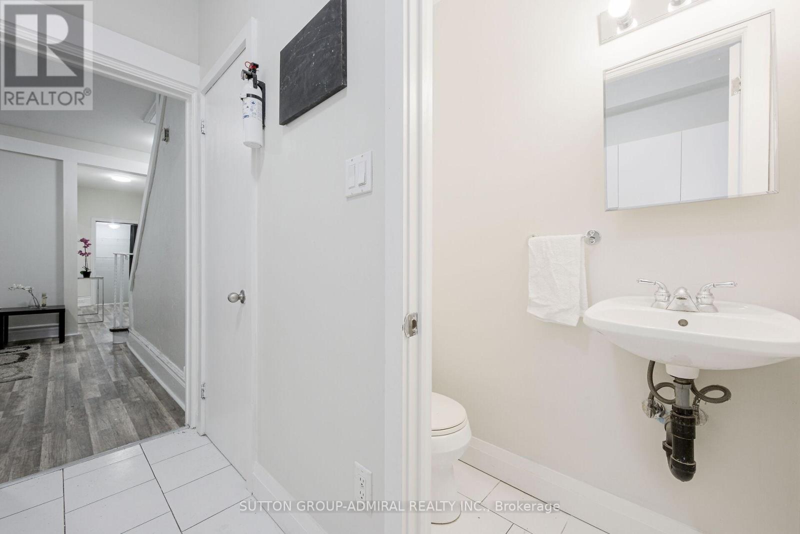 Upper - 1934 Queen Street E Property Photo 11