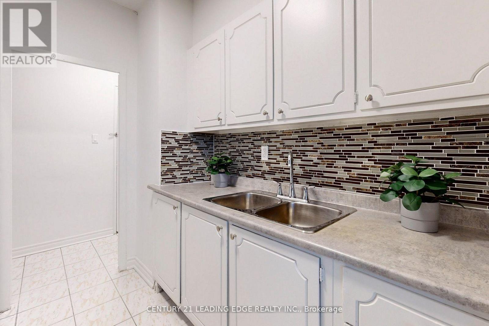 1005 - 2245 Eglinton Avenue E Property Photo 19