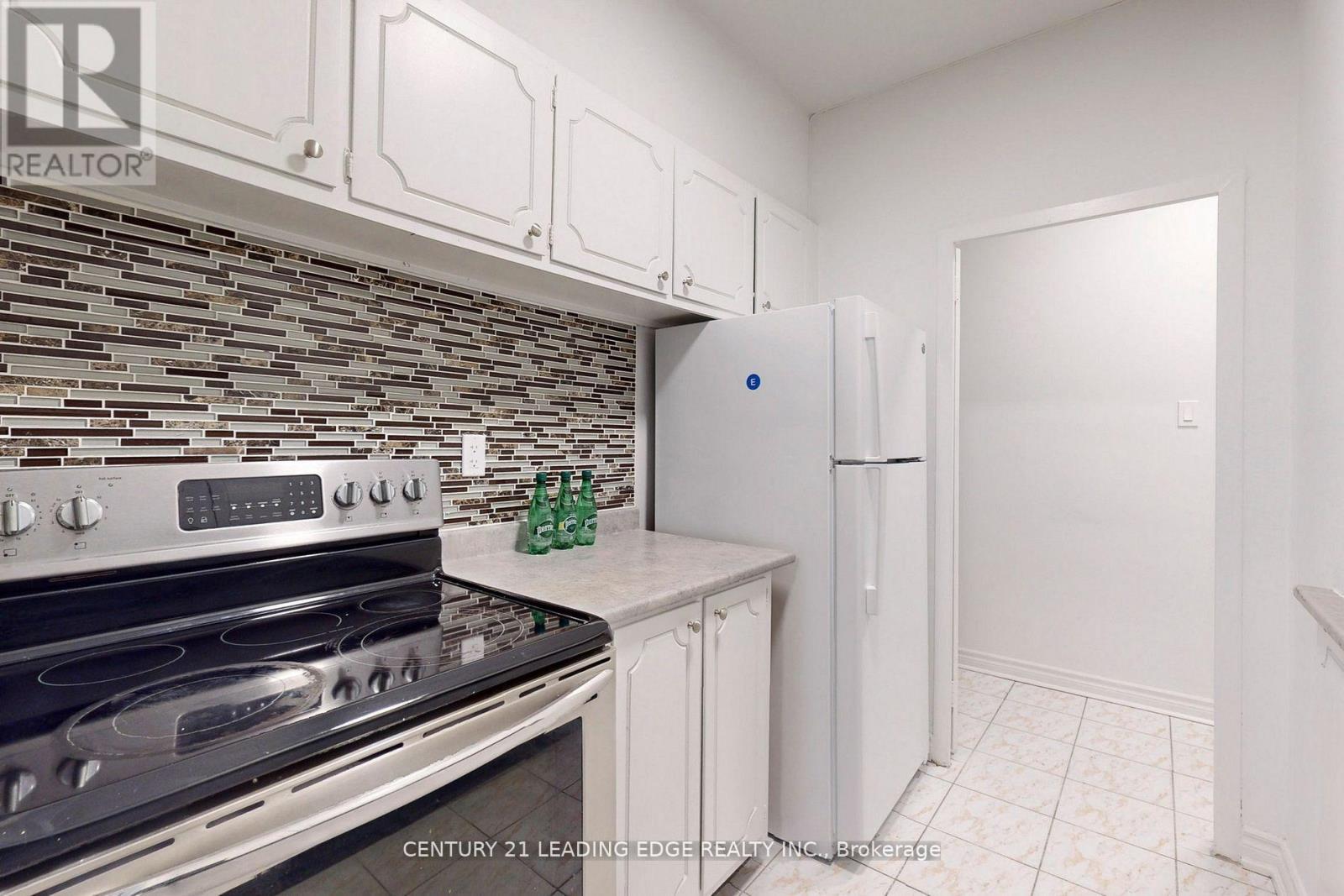 1005 - 2245 Eglinton Avenue E Property Photo 20