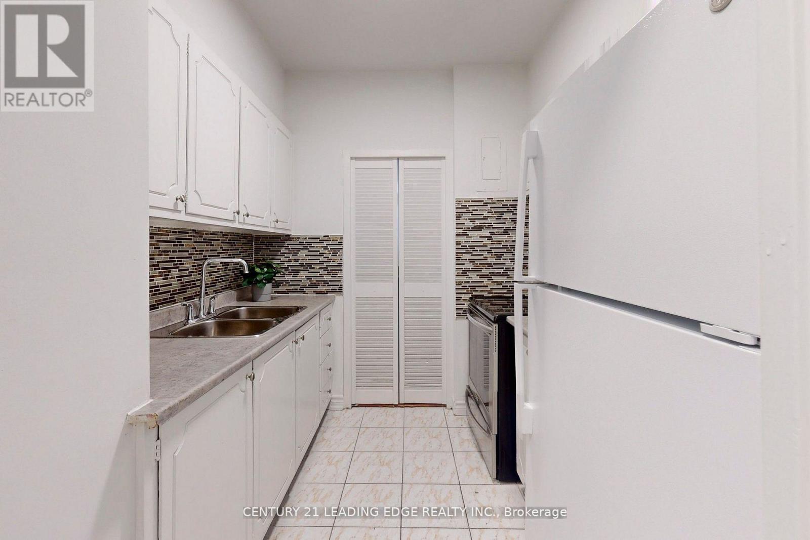 1005 - 2245 Eglinton Avenue E Property Photo 23