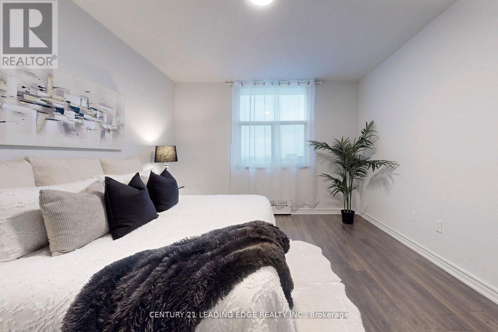 1005 - 2245 Eglinton Avenue E Property Photo 27