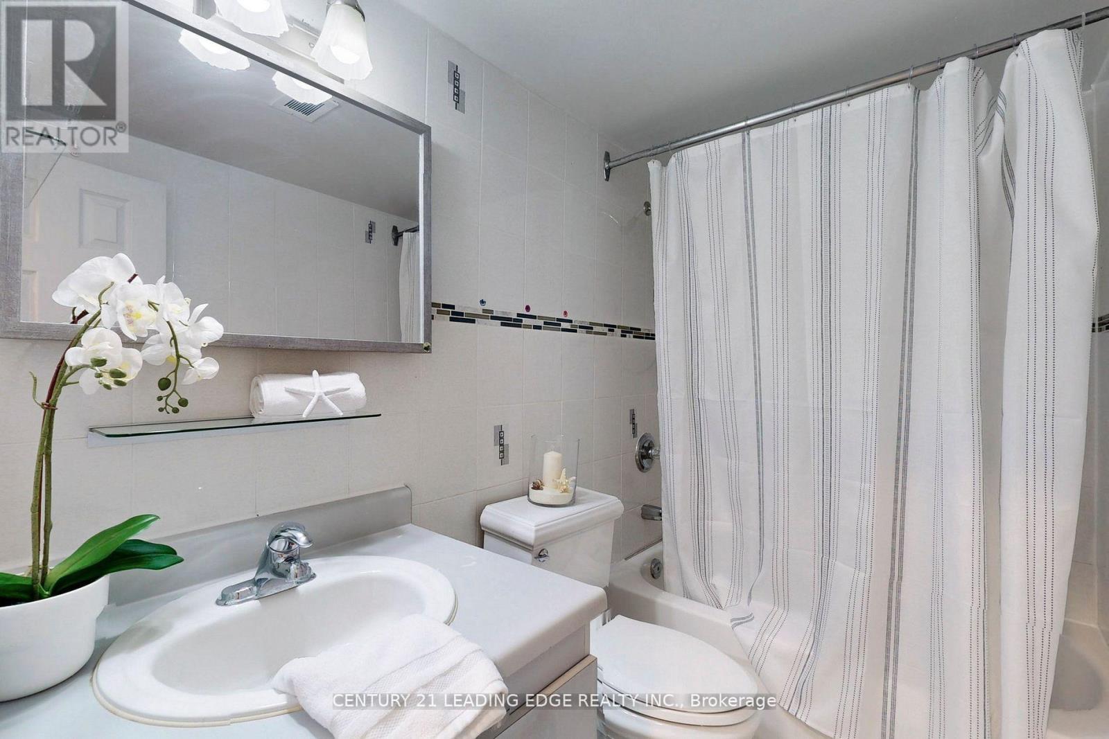 1005 - 2245 Eglinton Avenue E Property Photo 32