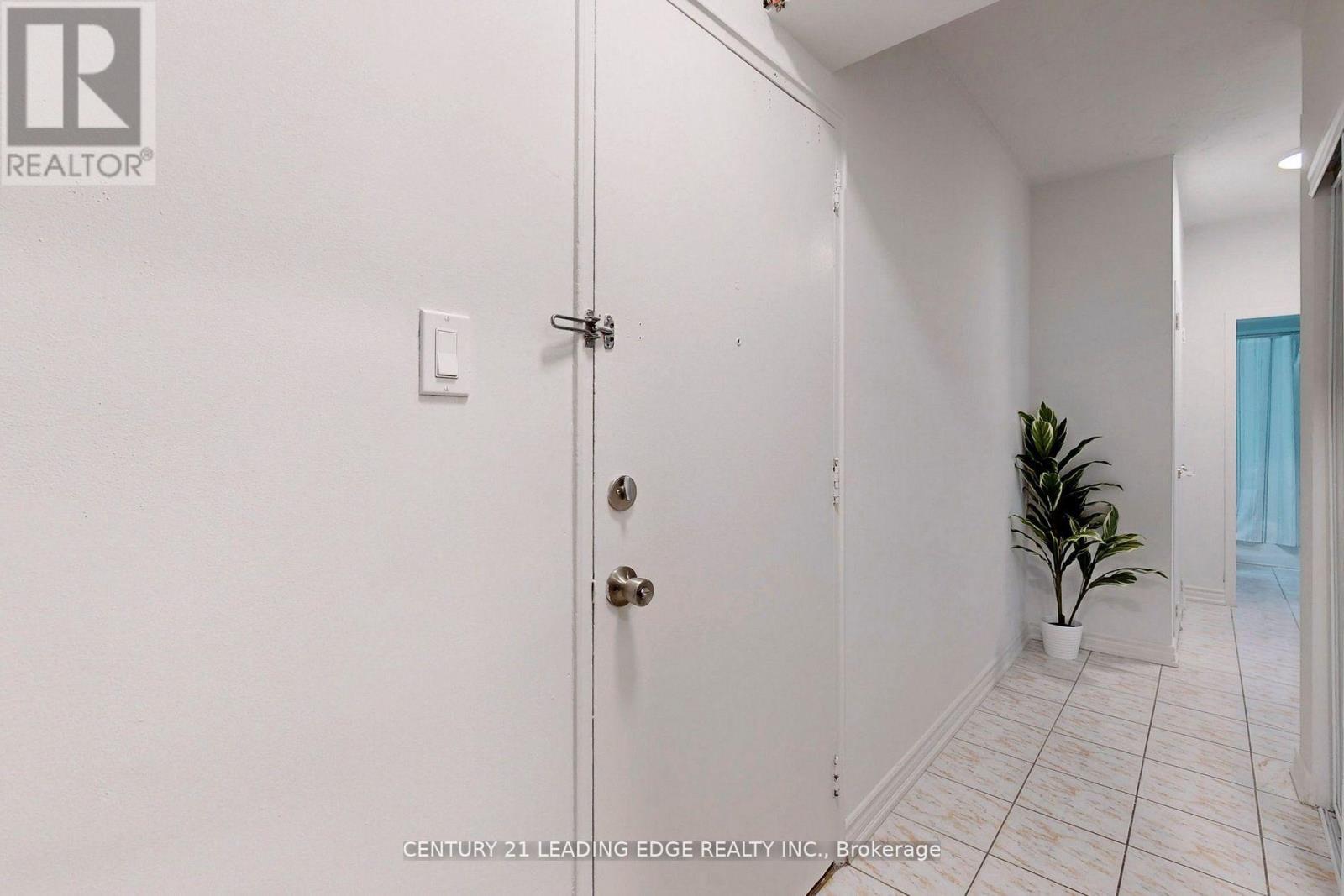 1005 - 2245 Eglinton Avenue E Property Photo 34