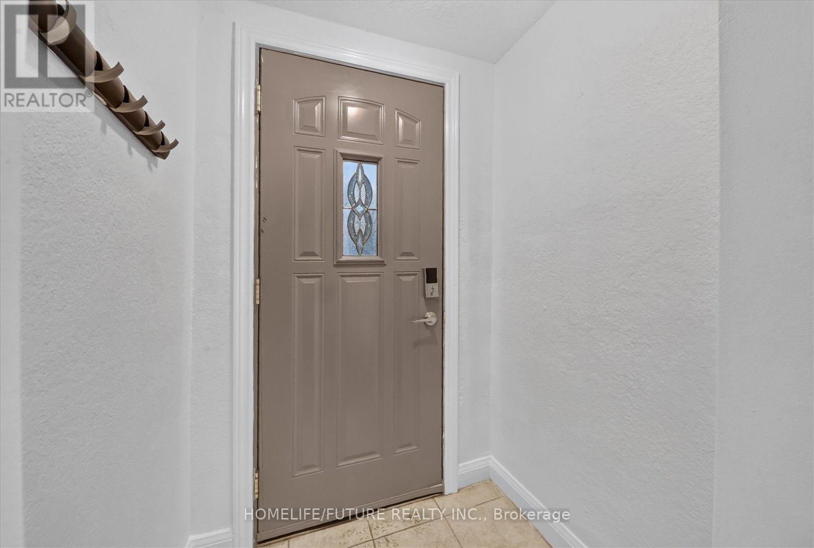 46 Stamford Square N Property Photo 6