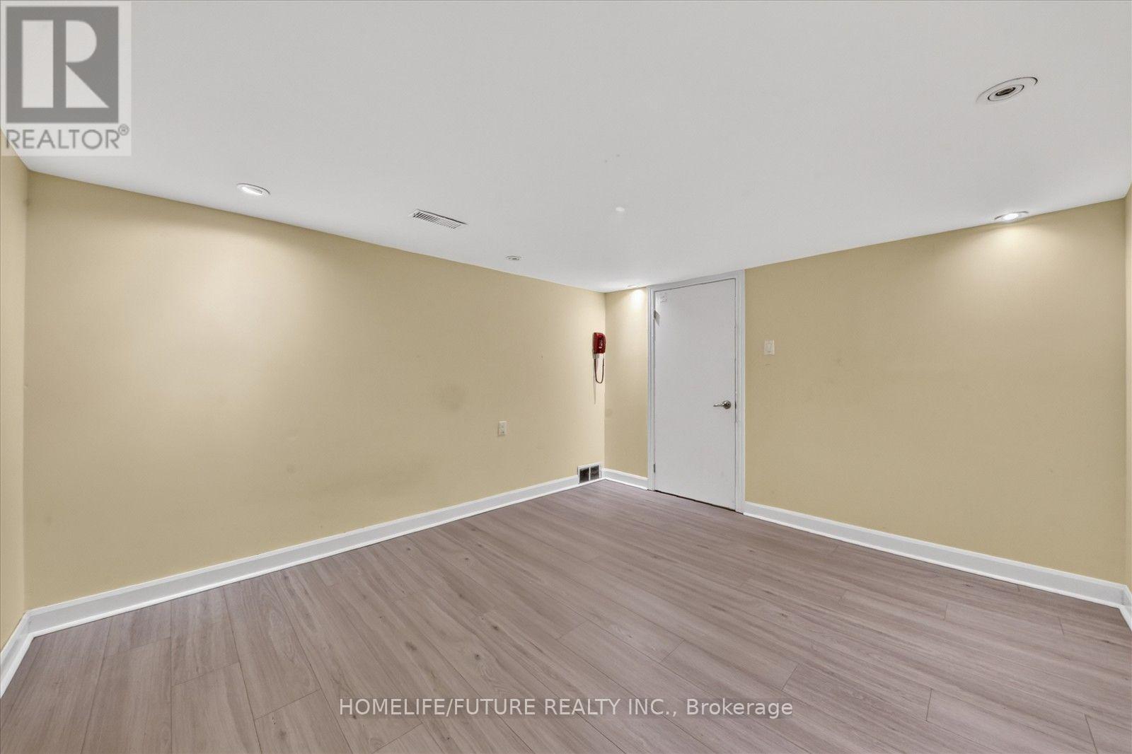46 Stamford Square N Property Photo 29