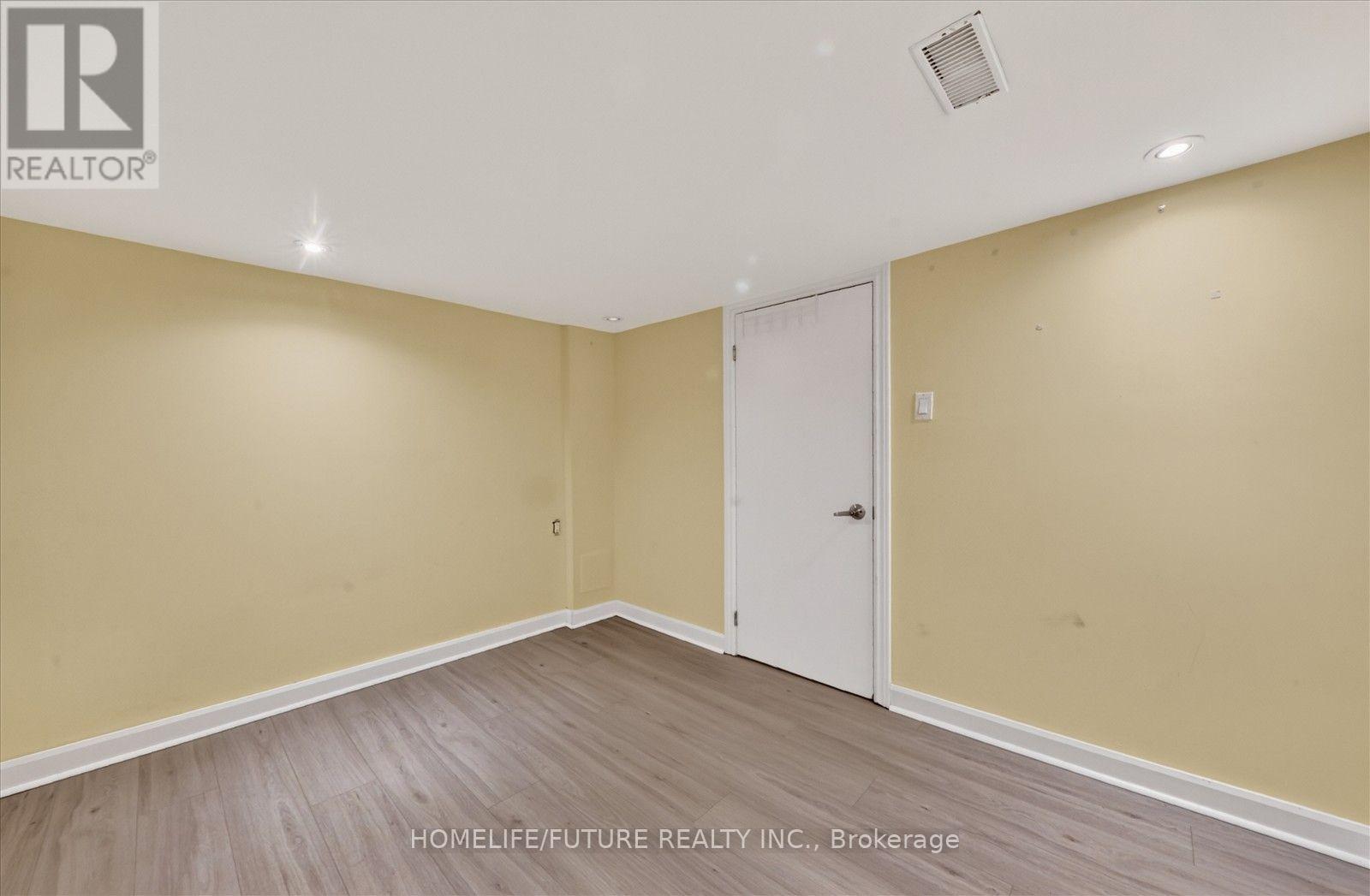 46 Stamford Square N Property Photo 31