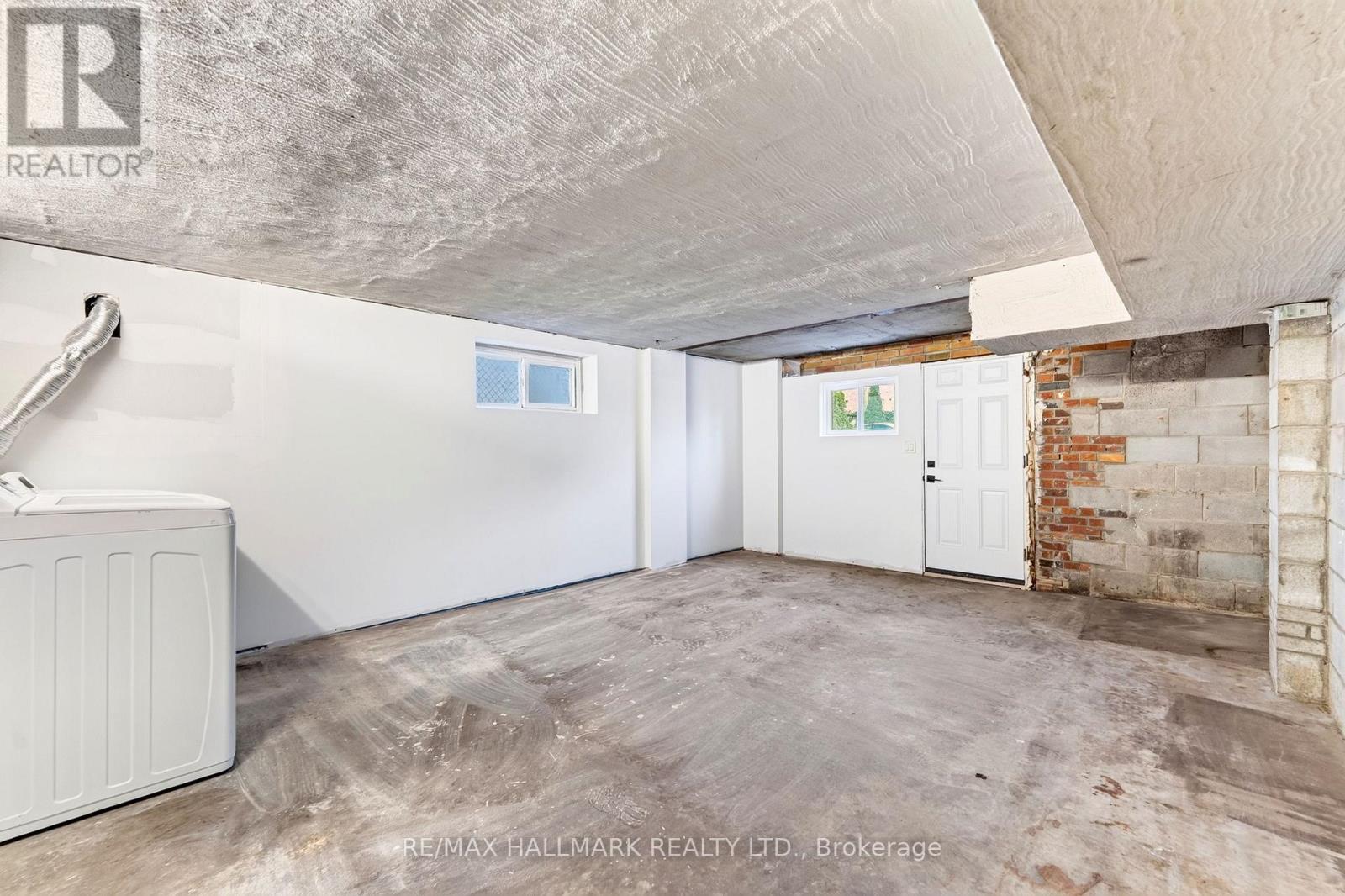 Main - 402 Kingston Road Property Photo 27