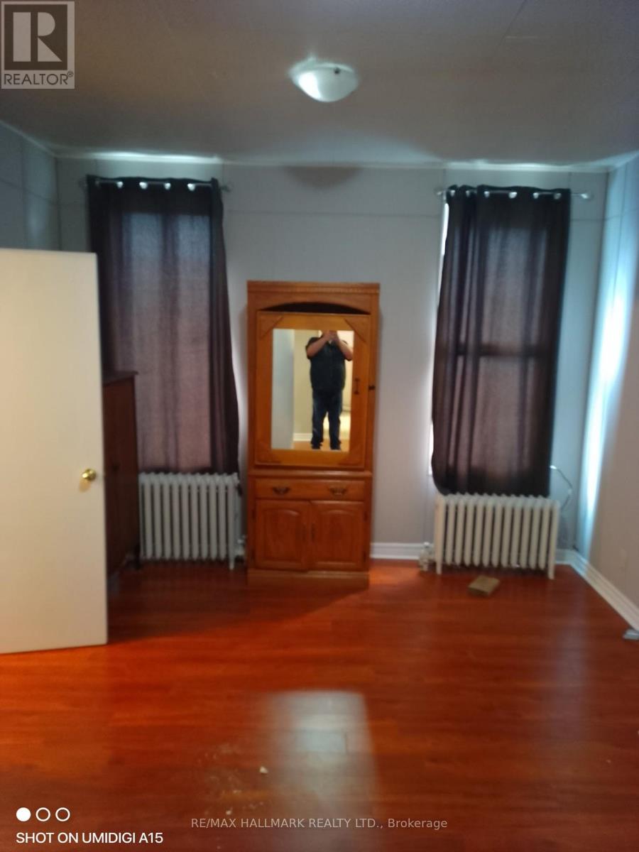 26 Simcoe Street N Property Photo 4