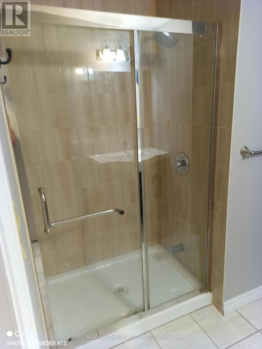 26 Simcoe Street N Property Photo 6