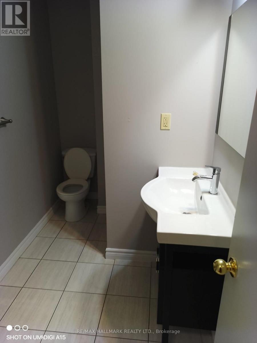 26 Simcoe Street N Property Photo 7