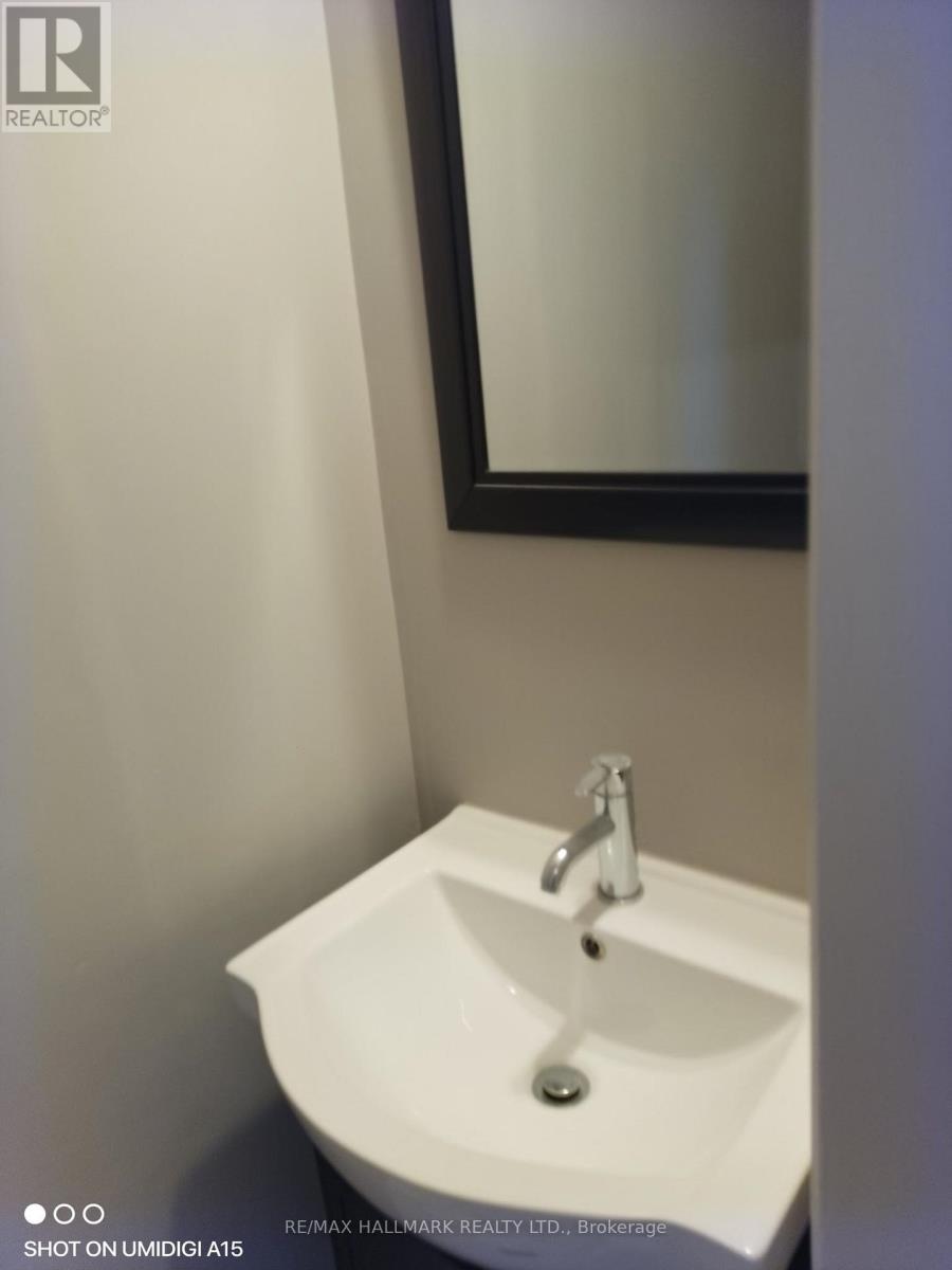 26 Simcoe Street N Property Photo 8