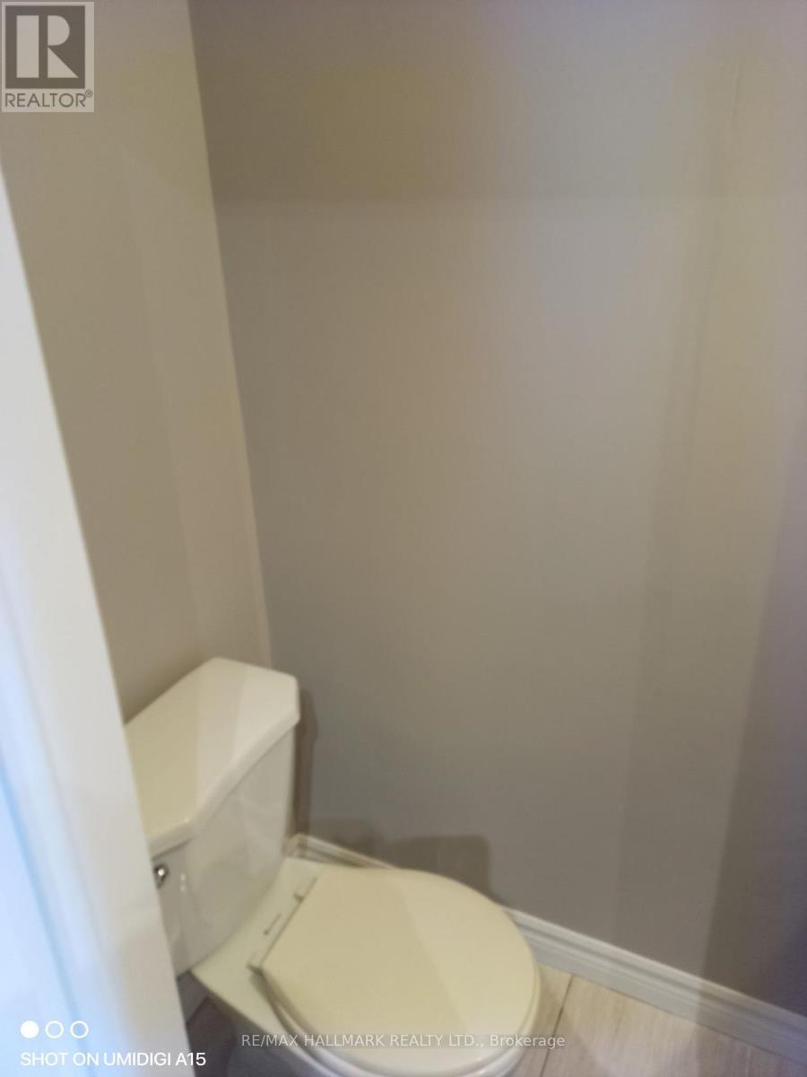 26 Simcoe Street N Property Photo 9