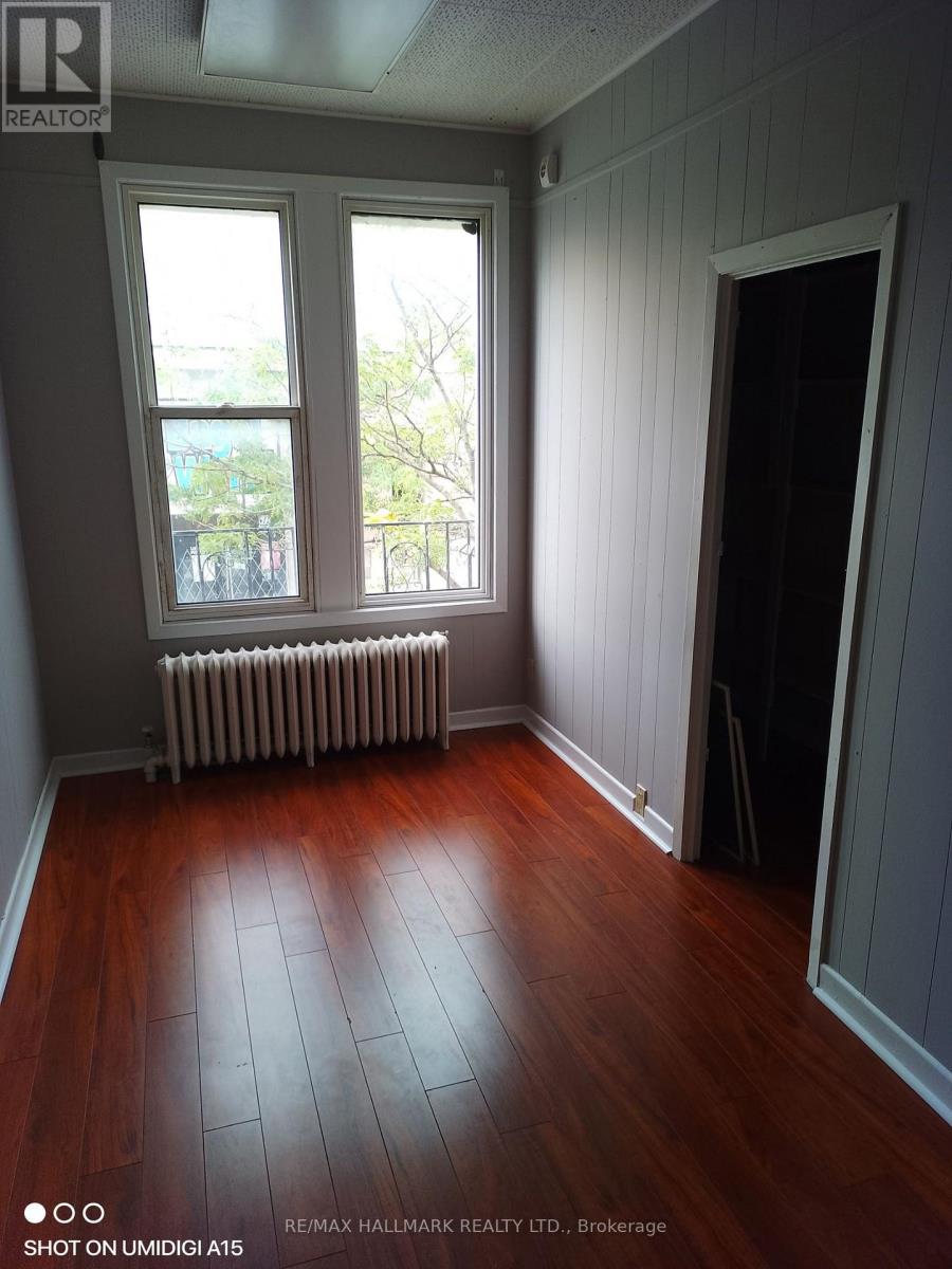 26 Simcoe Street N Property Photo 12