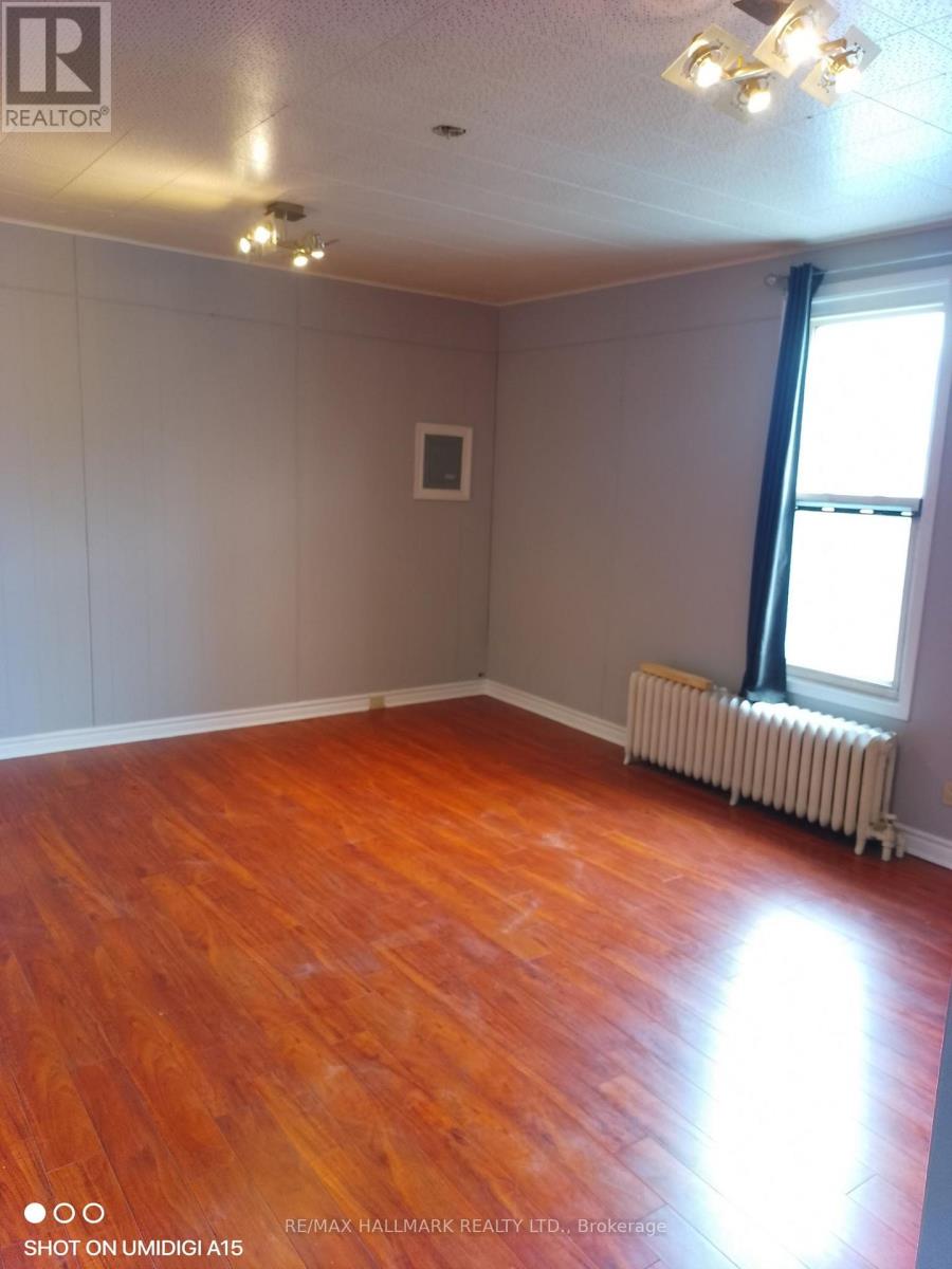 26 Simcoe Street N Property Photo 13