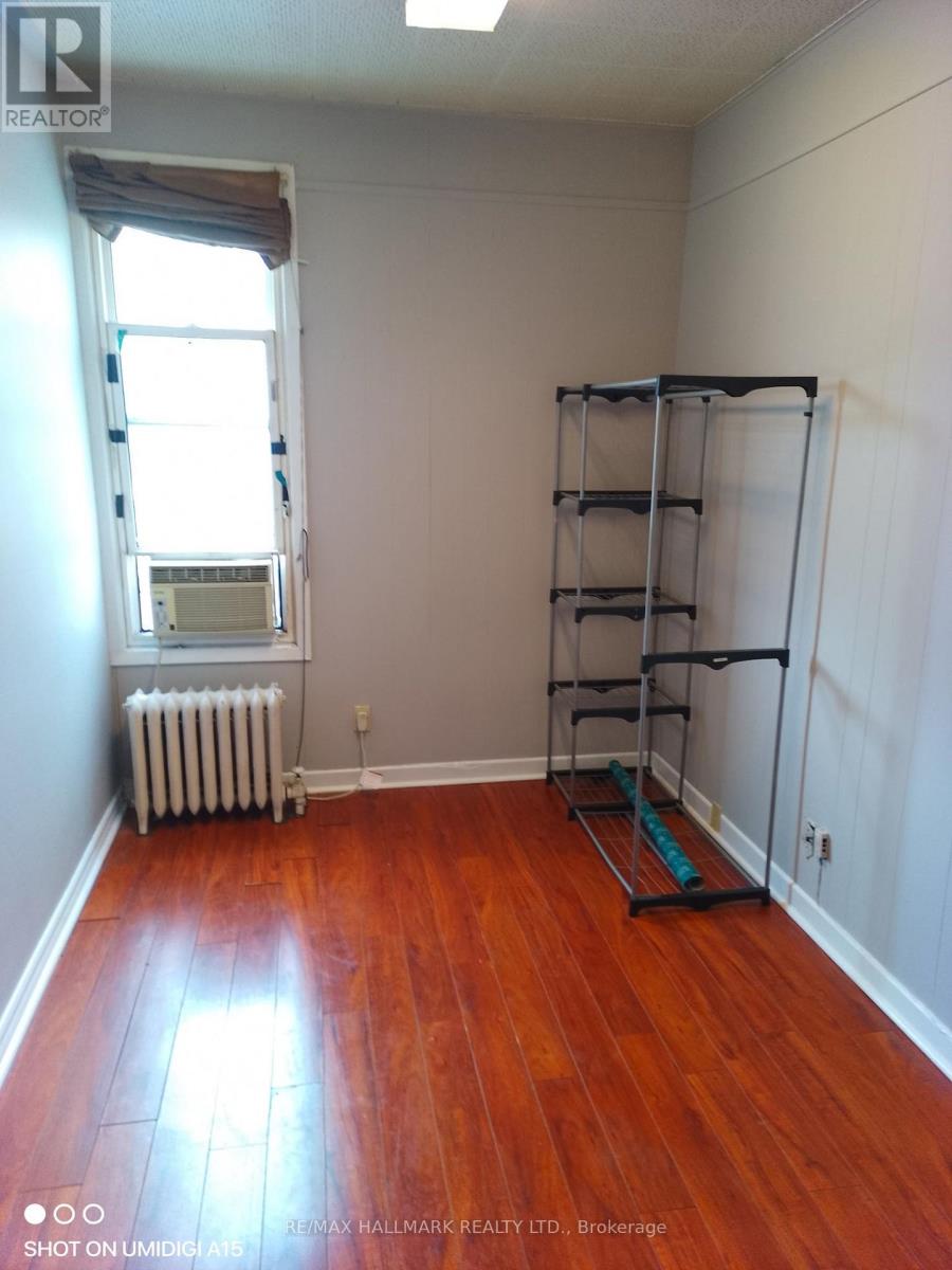 26 Simcoe Street N Property Photo 14