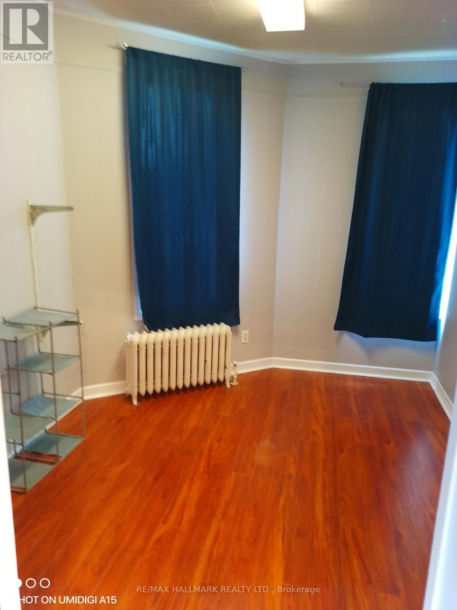 26 Simcoe Street N Property Photo 15