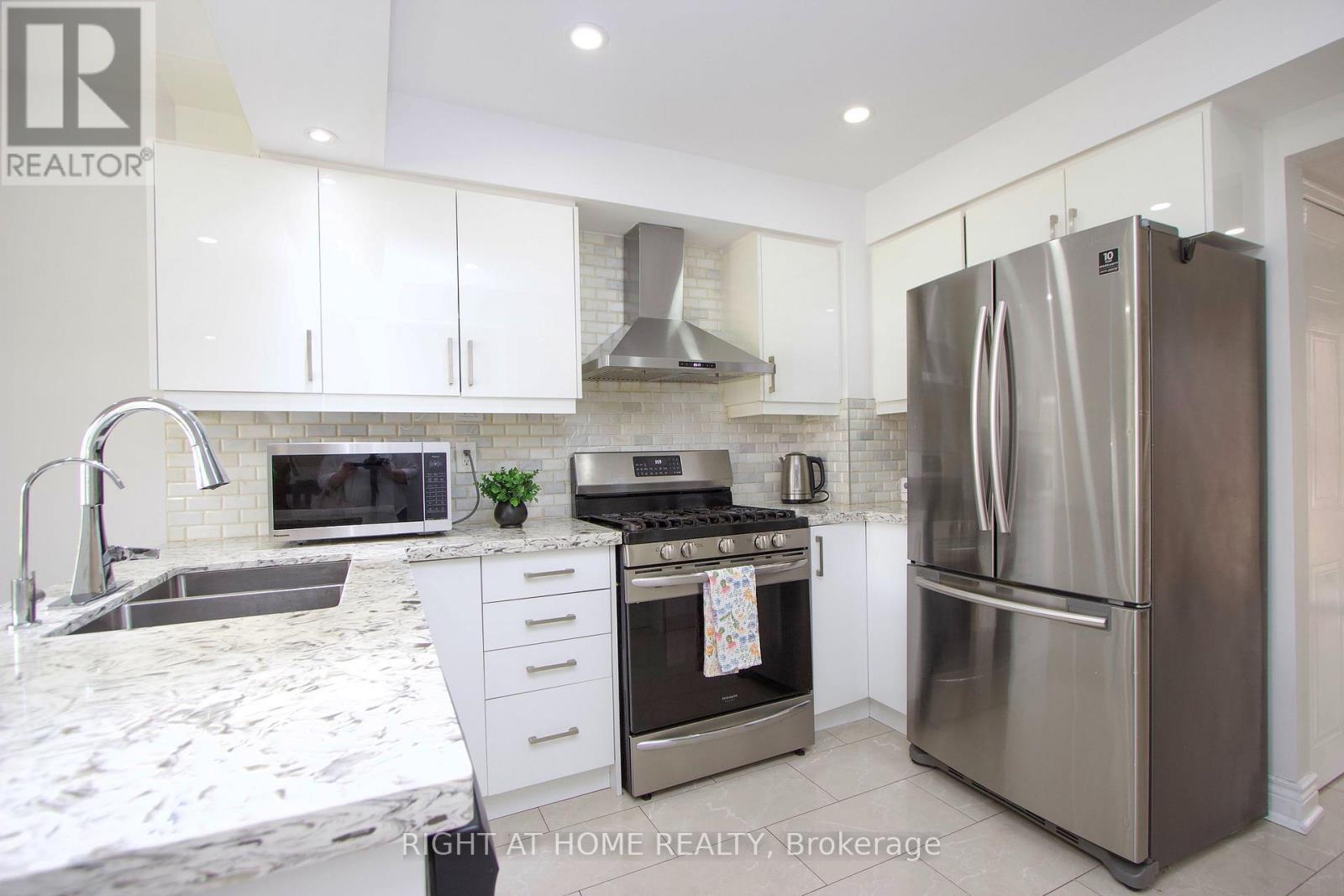 865 Attersley Drive Property Photo 3