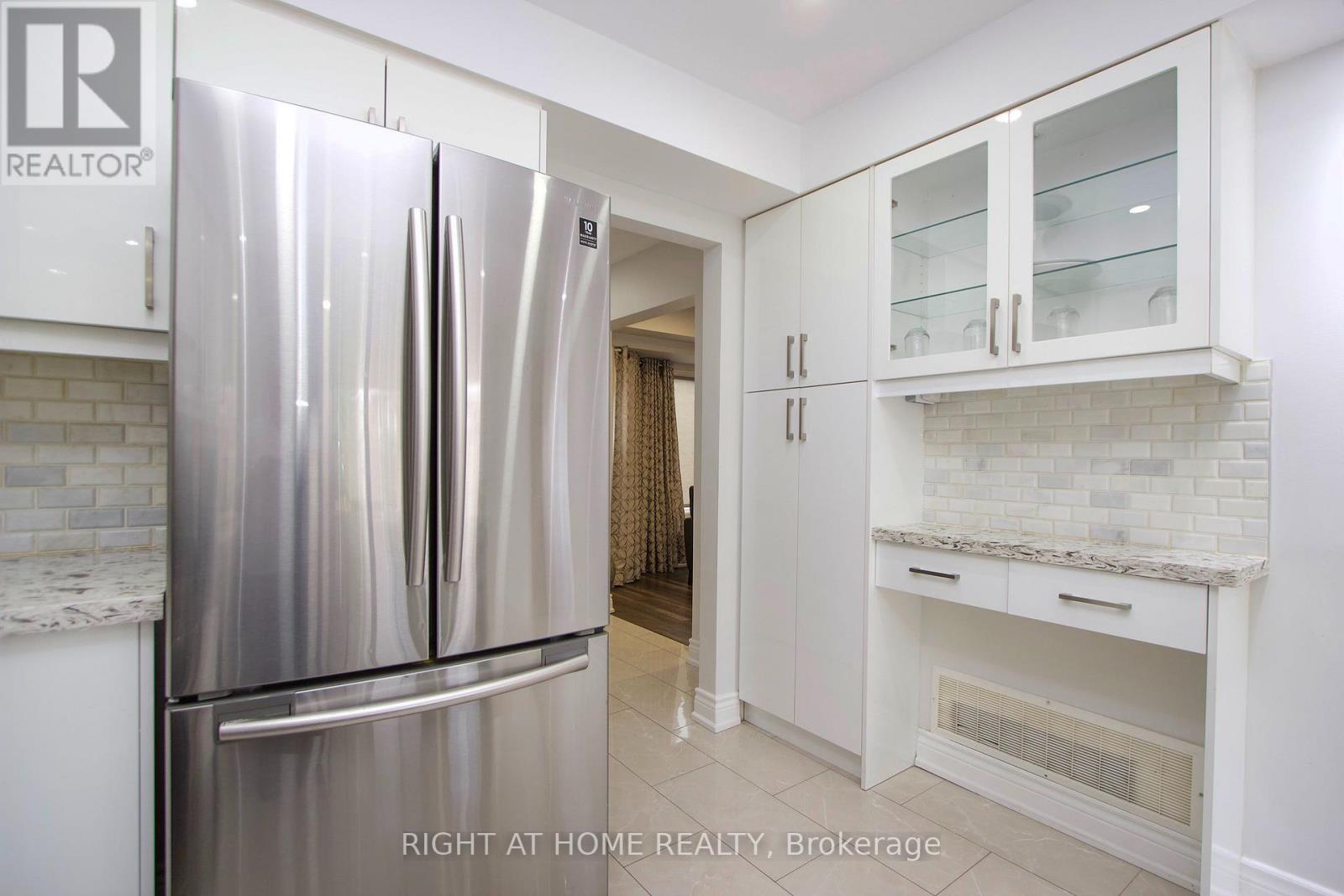 865 Attersley Drive Property Photo 4