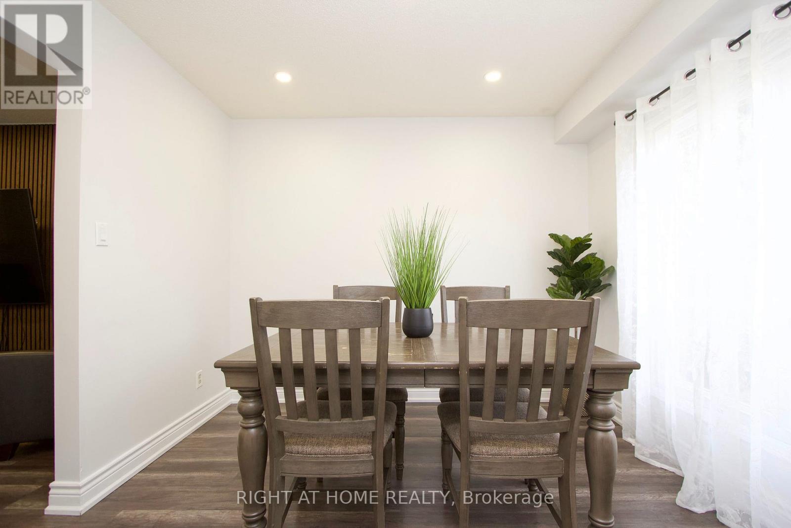 865 Attersley Drive Property Photo 8