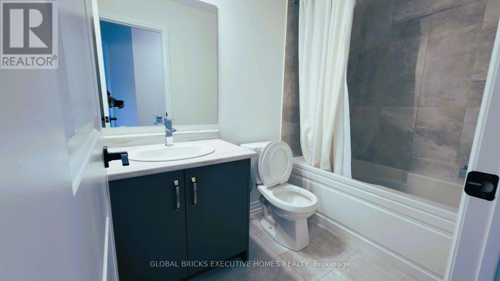 42 Ambereen Place E Property Photo 17