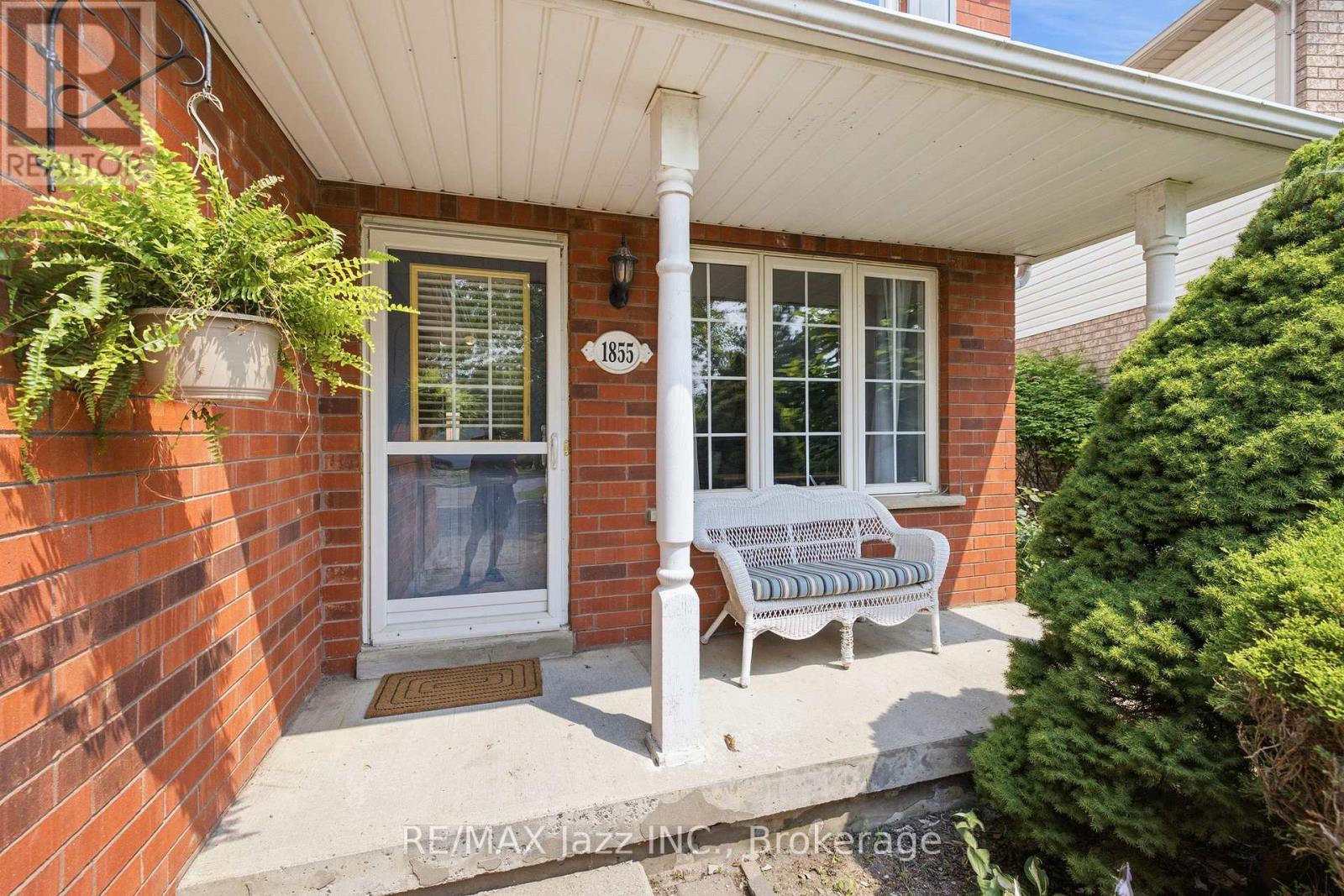 1855 Dalhousie Crescent Property Photo 6