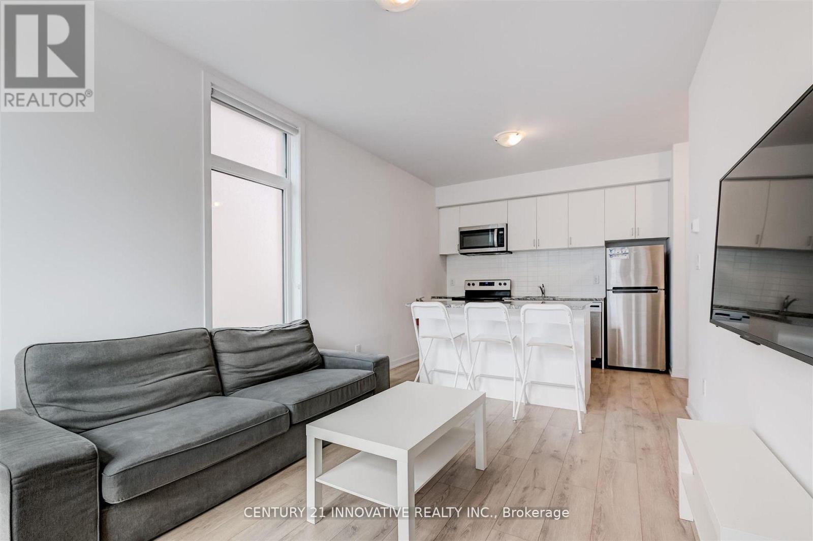 16 - 1720 Simcoe Street Property Photo 2
