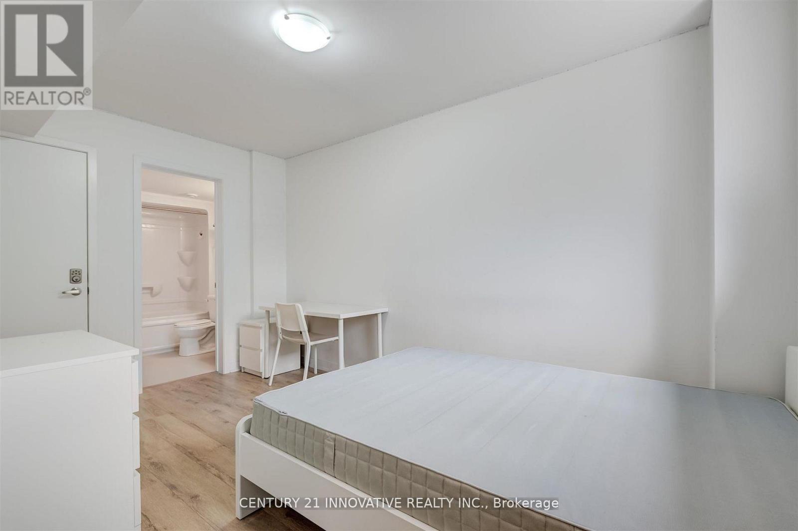 16 - 1720 Simcoe Street Property Photo 8